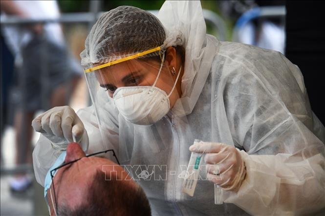 Nhân viên y tế lấy mẫu xét nghiệm COVID-19 tại Quiberon, Pháp ngày 27-7-2020. Ảnh: AFP/TTXVN