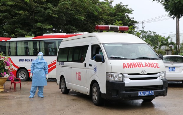 Thêm 28 ca mắc COVID-19, trong đó 19 ca liên quan đến Đà Nẵng Xe cấp cứu chở bệnh nhân vào bệnh viện dã chiến tại Đà Nẵng. Ảnh: Quốc Dũng/TTXVN