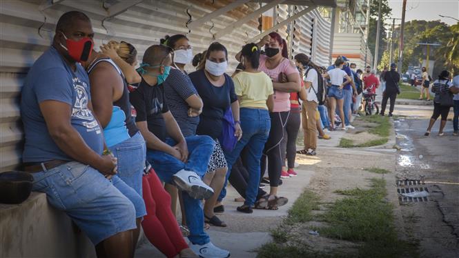 Người dân đeo khẩu trang phòng lây nhiễm COVID-19 tại La Habana, Cuba, ngày 20-7-2020. Ảnh: AFP/ TTXVN