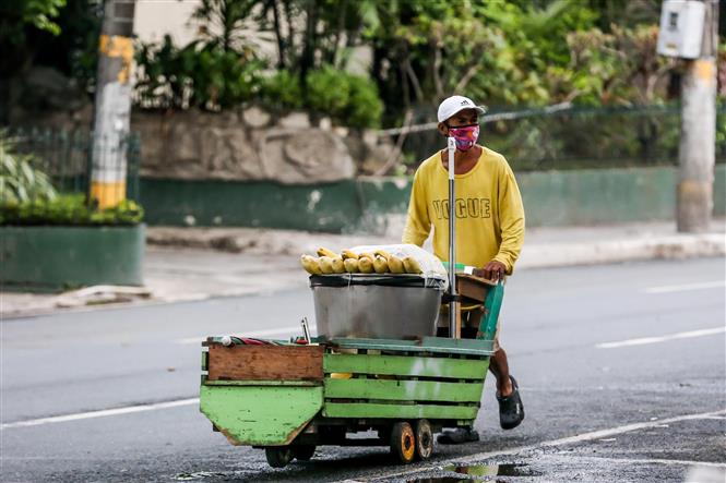 Người dân đeo khẩu trang phòng lây nhiễm COVID-19 khi bán hàng trên đường phố tại Manila, Philippines, ngày 28-7-2020. Ảnh: THX/ TTXVN