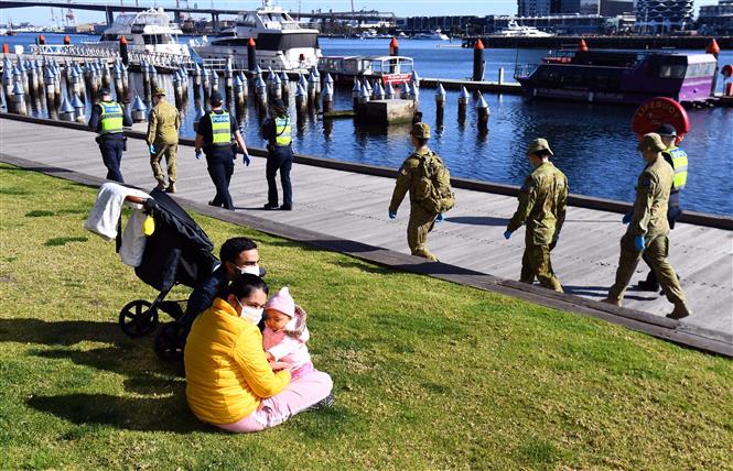 Cảnh sát và binh sĩ tuần tra trên đường phố tại Melbourne, Australia, ngày 2-8-2020. Ảnh: AFP/ TTXVN