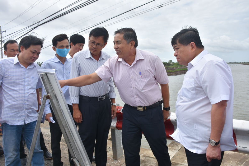 Bộ trưởng Nguyễn Chí Dũng (người thứ nhất bên phải) làm việc với lãnh đạo tỉnh trong chuyến khảo sát tại Hồ chứa nước ngọt Ba Tri