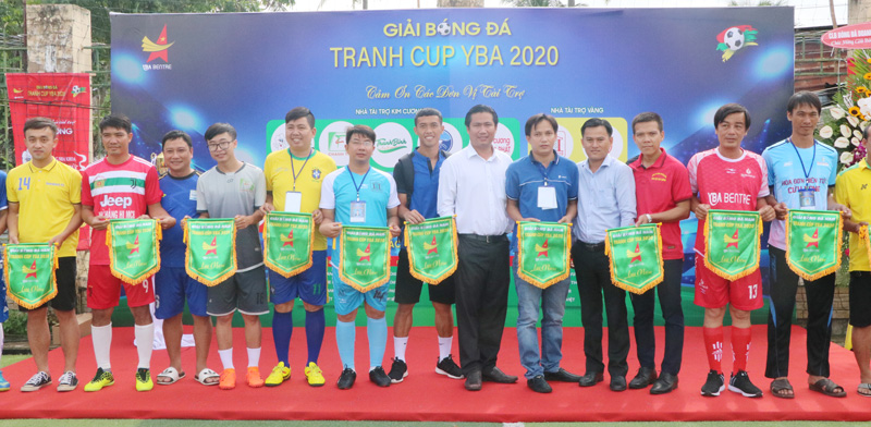 Ban Tổ chức giải trao cờ lưu niệm cho 16 đội bóng tham dự giải.