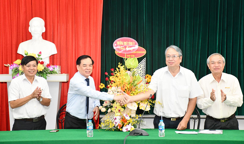 Phó bí thư Thường trực Tỉnh ủy Trần Ngọc Tam (thứ 2, trái sang) tặng hoa chúc mừng nhân kỷ niệm 90 năm Ngày truyền thống ngành tuyên giáo. Ảnh: T.Huyền