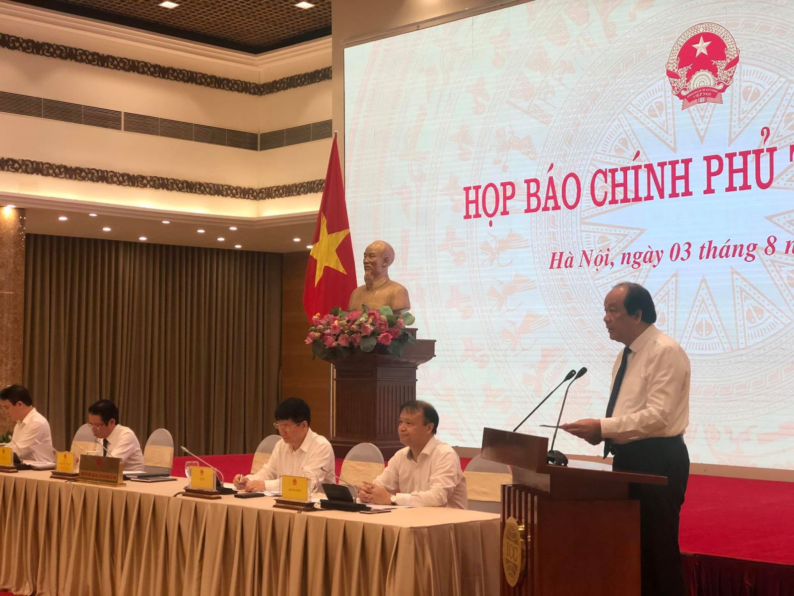 Đề xuất thi tốt nghiệp THPT thành 2 đợt; khoanh xử lý dịch COVID-19; xuất siêu đạt 6,5 tỷ USD Bộ trưởng, Chủ nhiệm Văn phòng Chính phủ Mai Tiến Dũng thông tin tới báo chí về tình hình lây nhiễm dịch COVID-19 trong cộng đồng. Ảnh: Viết Tôn