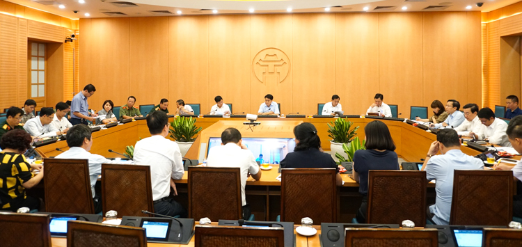 Đề xuất thi tốt nghiệp THPT thành 2 đợt; khoanh xử lý dịch COVID-19; xuất siêu đạt 6,5 tỷ USD Ông Trương Quang Việt, Phó Giám đốc phụ trách CDC Hà Nội (người đứng) thông tin về ca nhiễm mới ở Hà Nam đã từng đến bến xe Nước Ngầm ở Hà Nội. Ảnh: Trung Nguyên
