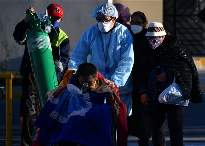 Điều trị cho bệnh nhân nhiễm COVID-19 tại bệnh viện ở Arequipa, Peru, ngày 23-7-2020. Ảnh: AFP/TTXVN