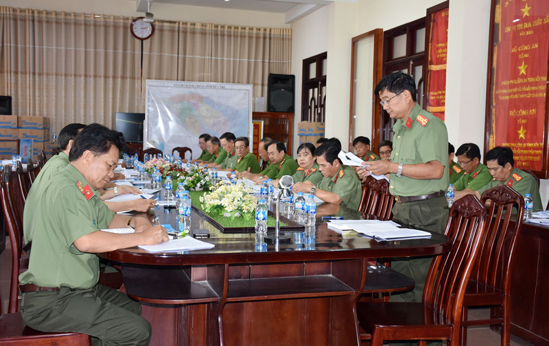 Tâm huyết từ các tổ chức cơ sở đảng Các đại biểu tham gia thảo luận tổ đóng góp ý kiến các văn kiện Đại hội Đảng bộ Công an tỉnh và Đại hội Đảng cấp trên. Ảnh: Minh Tú