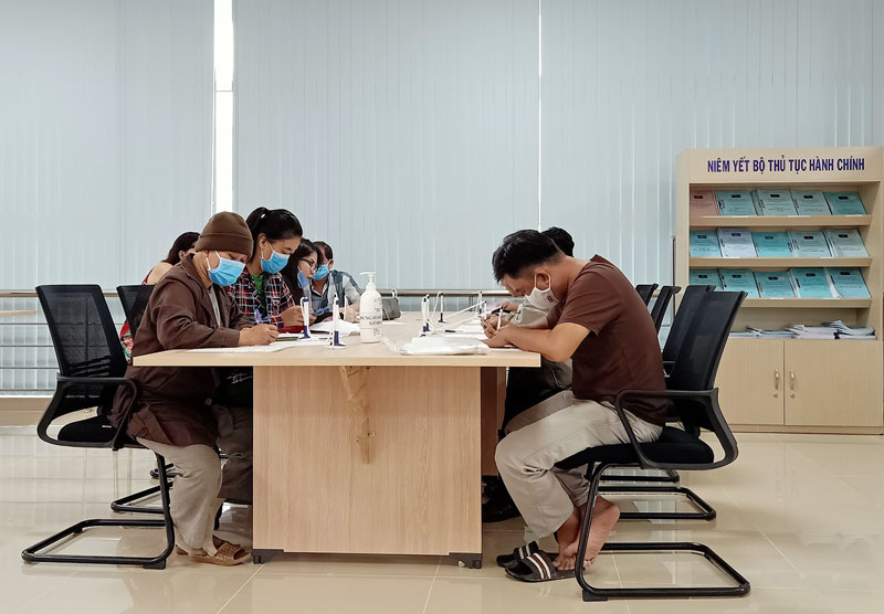 Phát huy tính công khai, minh bạch trong hoạt động hành chính Người dân đến làm thủ tục tại Trung tâm Phục vụ hành chính công tỉnh.