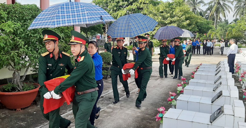 Cải táng hài cốt liệt sĩ tại Nghĩa trang huyện Châu Thành. Ảnh: Đặng Thạch