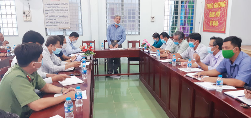 Phó chủ tịch UBND tỉnh Nguyễn Văn Đức phát biểu chỉ đạo công tác phòng chống dịch bệnh tại thị trấn Chợ Lách.