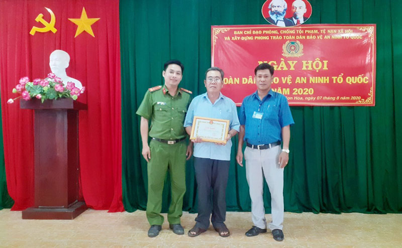 Dẫn đầu phong trào Toàn dân bảo vệ an ninh Tổ quốc Tổ NDTQ 19A, ấp Hòa Trung được khen thưởng trong phong trào Toàn dân bảo vệ an ninh Tổ quốc.