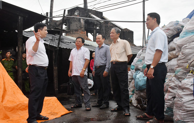 Cộng đồng quản lý môi trường tại làng than Thạnh Phú Đông Đoàn công tác Ban Kinh tế - Ngân sách HĐND tỉnh khảo sát đánh giá hiện trạng các lò than thiêu kết tại Cồn Linh, xã Thạnh Phú Đông.