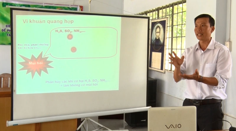 Ông Nguyễn Ngọc Thạch - đại diện Trung tâm Ứng dụng khoa học và công nghệ bổ biến kỹ thuật, qui trình ủ phân hữu cơ.