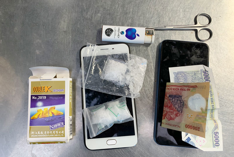 Tang vật thu được của đối tượng tàng trữ trái phép chất ma túy ở xã Thanh Tân, huyện Mỏ Cày Bắc.