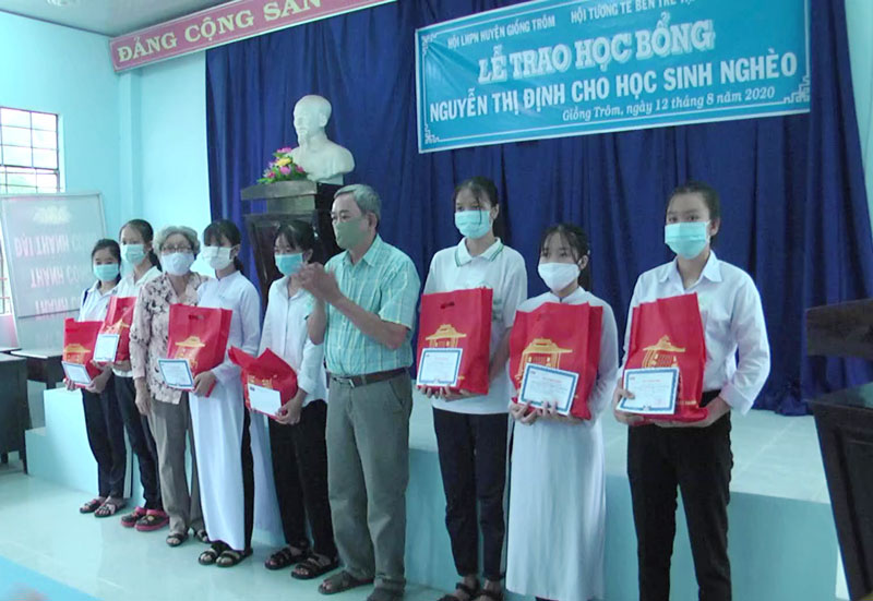 Trao học bổng cho các học sinh. Ảnh: Trần Diệp