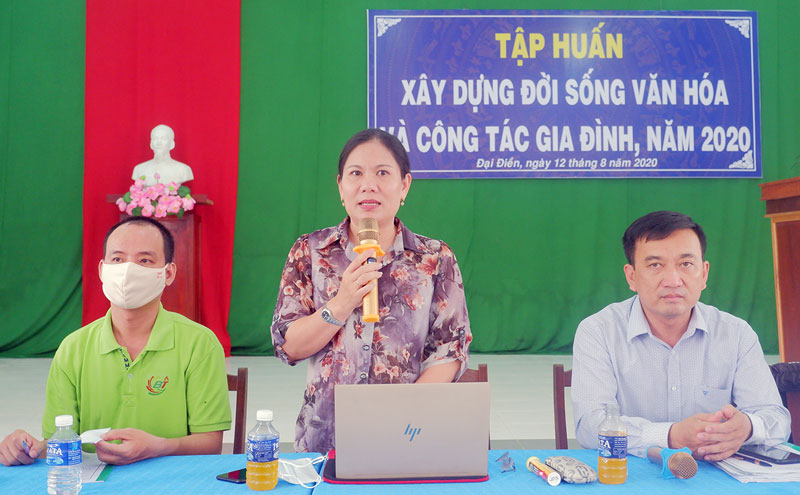 Tập huấn xây dựng đời sống văn hóa và công tác gia đình năm 2020 Phó giám đốc Sở Văn hóa, Thể thao và Du lịch Trần Thị Kiều Tôn trao đổi với đại biểu.