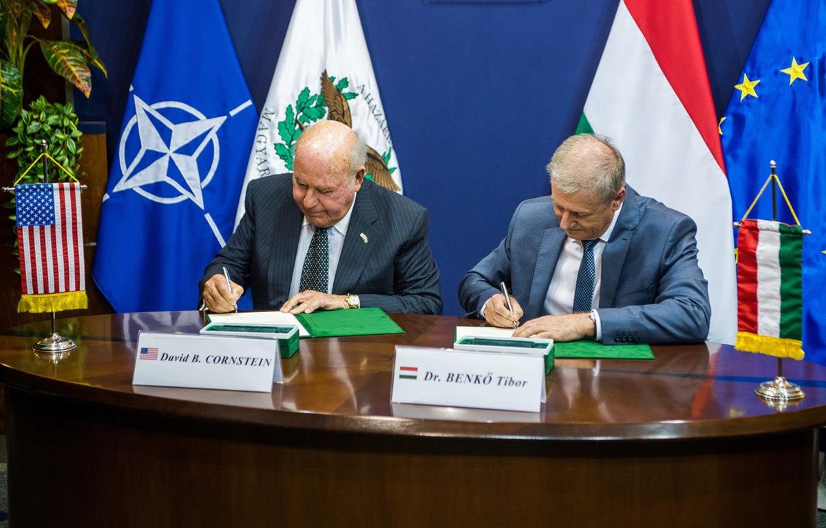 Bộ trưởng Quốc phòng Hungary, Tibor Benko và Đại sứ Mỹ tại nước này David Cornstein ký ý định thư về việc mua tên lửa từ tập đoàn quốc phòng Mỹ Raytheon. Nguồn: MTI