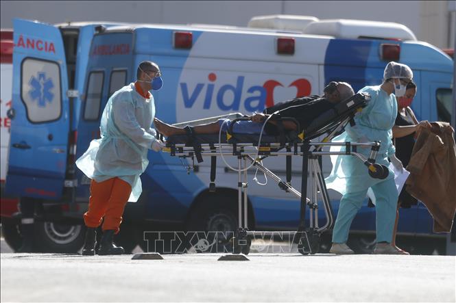 Nhân viên y tế chuyển bệnh nhân mắc COVID-19 từ xe cứu thương vào một bệnh viện ở Brasilia, Brazil ngày 3-8. Ảnh: THX/TTXVN