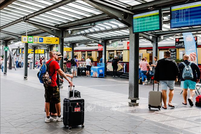 Hành khách tại sân bay Tegel ở thủ đô Berlin, Đức, ngày 25-7. Ảnh: THX/TTXVN