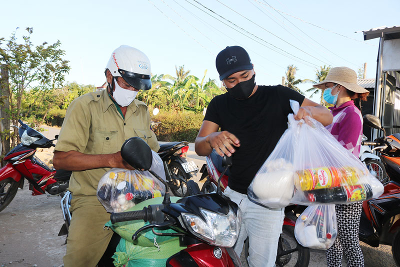Tăng cường triển khai các biện pháp phòng chống dịch Covid-19 Thực hiện nghiêm việc đeo khẩu trang nơi công cộng để phòng chống dịch.