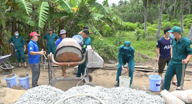 Các lực lượng tham gia hỗ trợ bê tông lộ. Ảnh: Nguyễn Hiệp.