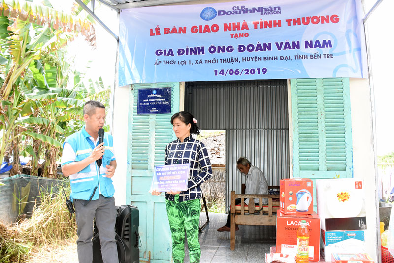 Câu lạc bộ Doanh nhân Sài Gòn trao nhà tình thương cho hộ nghèo tại huyện Bình Đại. Ảnh: Cẩm Trúc
