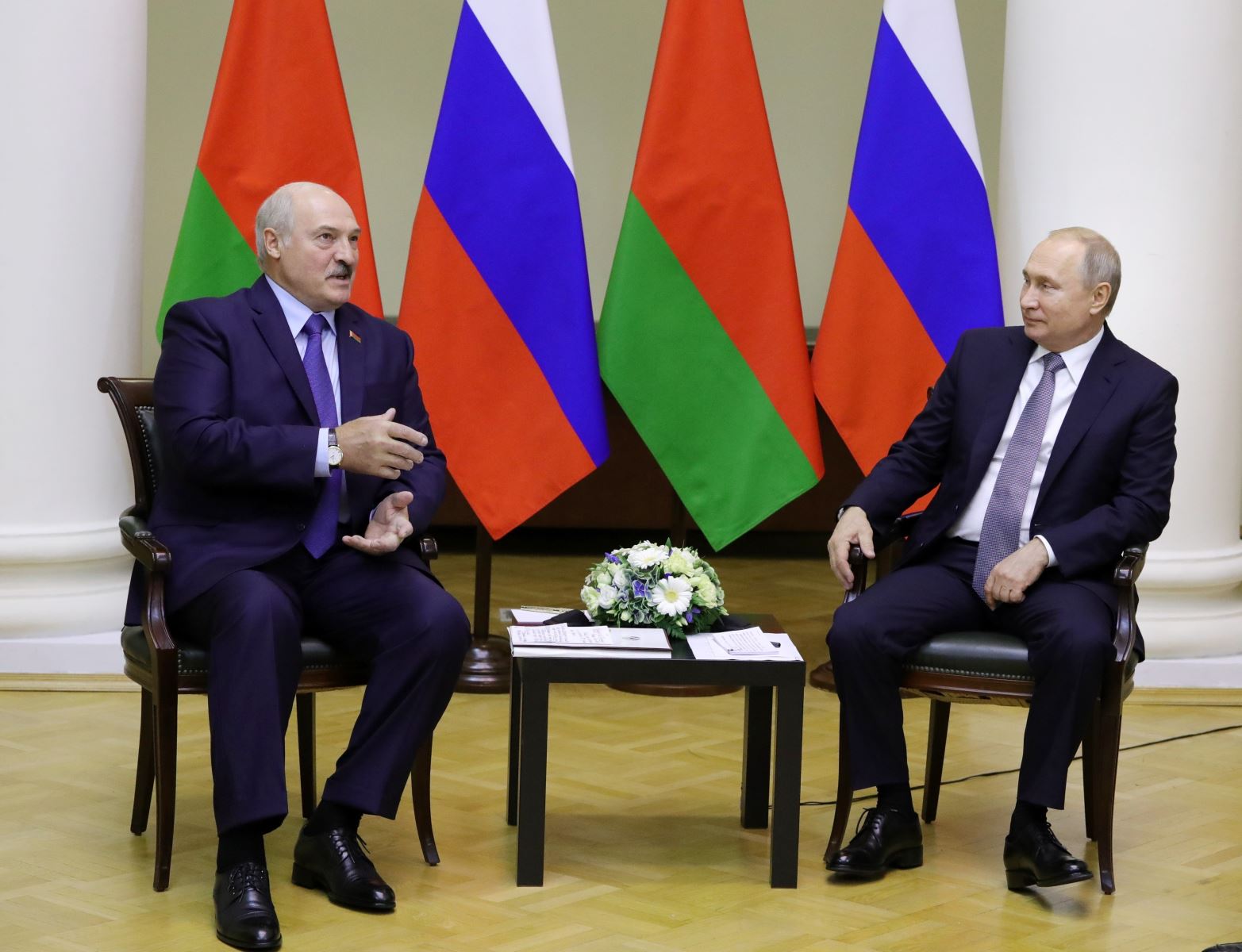Tổng thống Nga Vladimir Putin (phải) và Tổng thống Belarus Alexander Lukashenko (trái) tại cuộc gặp ở Saint Petersburg, Nga, ngày 18-7-2019. Ảnh: AFP/TTXVN