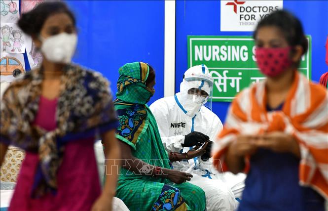 Thế giới trên 21,5 triệu ca bệnh; Nga bắt đầu sản xuất vaccine Khám sức khỏe cho các bệnh nhân tại trung tâm điều trị COVID-19 tại New Delhi, Ấn Độ. Ảnh: AFP/TTXVN