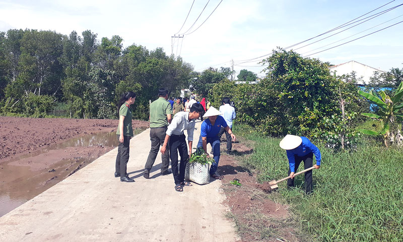 Ra quân thực hiện tuyến đường cây xanh và trồng hoa tuyến đường Giồng Binh, ấp Phước Bình.