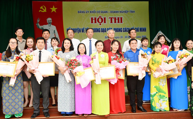Đảng ủy Khối Cơ quan - Doanh nghiệp tỉnh tổ chức hội thi kể chuyện về tấm gương đạo đức, phong cách Hồ Chí Minh. Ảnh: Hữu Hiệp