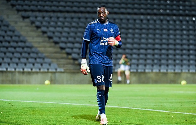 Thủ môn Steve Mandanda là 1 trong 4 cầu thủ Marseille nhiễm COVID-19