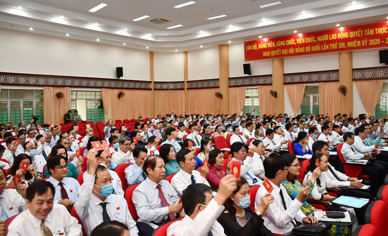Đảng bộ Khối Cơ quan - Doanh nghiệp tỉnh khai mạc Đại hội đại biểu lần thứ XIII, nhiệm kỳ 2020 - 2025 Đại biểu tham dự biểu quyết. Ảnh: H.Hiệp