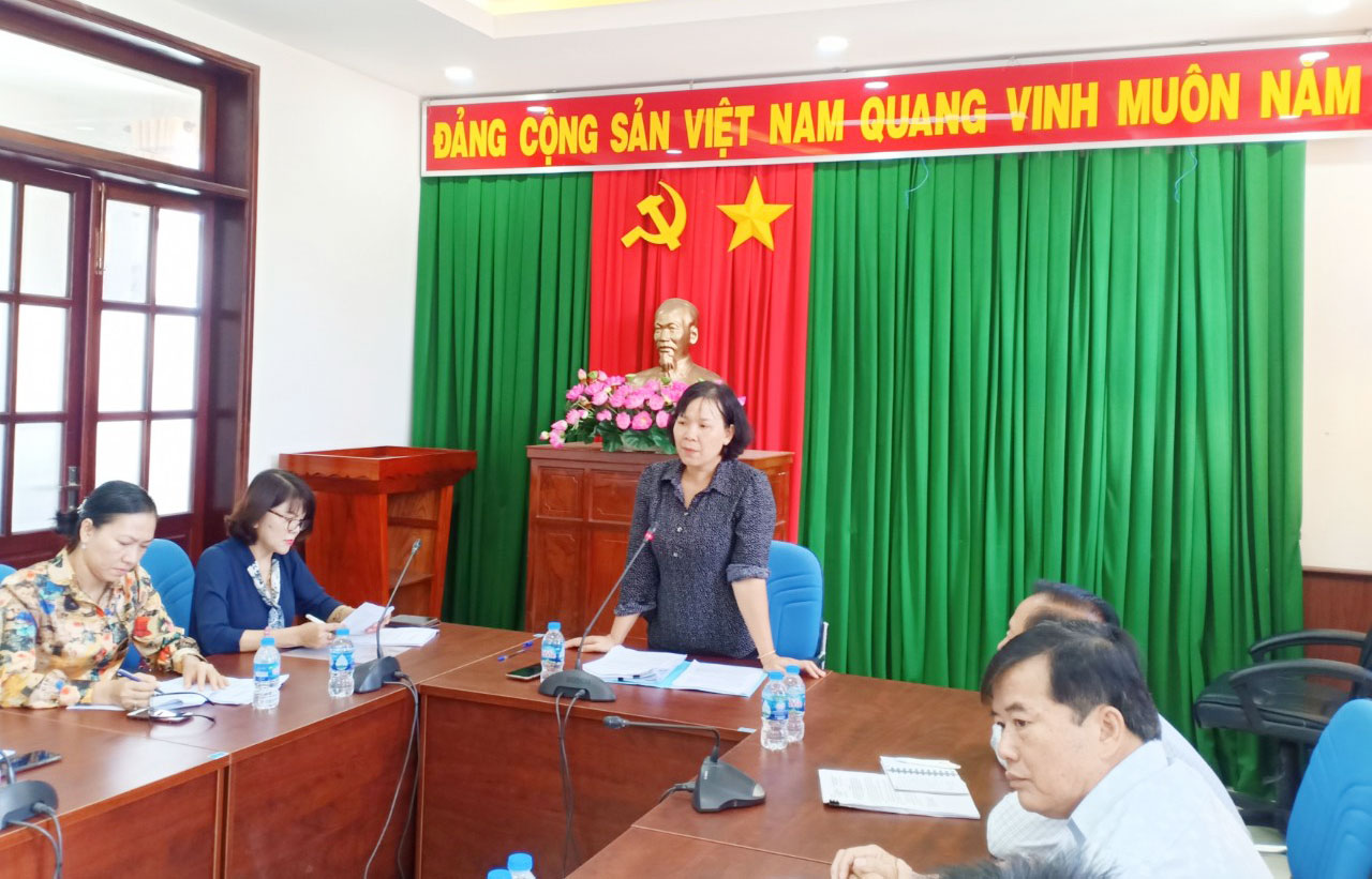 Bà Trần Thị Thanh Lam - Phó trưởng Đoàn Đại biểu Quốc hội tỉnh phát biểu tại cuộc họp.