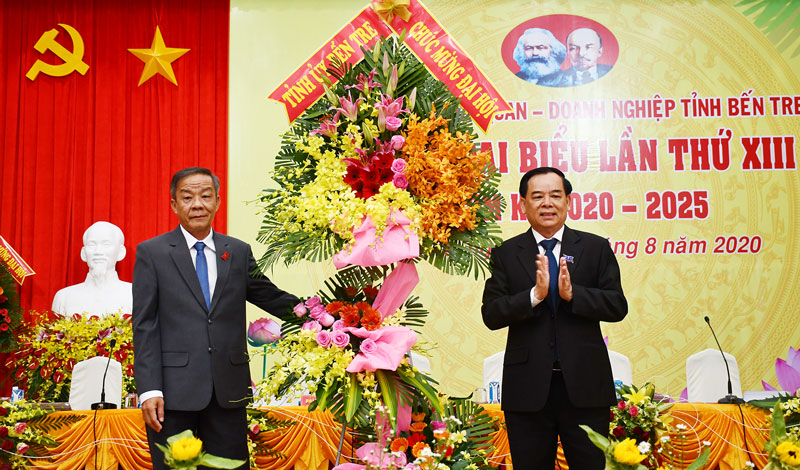 Đảng bộ Khối Cơ quan - Doanh nghiệp tỉnh khai mạc Đại hội đại biểu lần thứ XIII, nhiệm kỳ 2020 - 2025 Phó bí thư Thường trực Tỉnh ủy Trần Ngọc Tam trao hoa chúc mừng Đại hội. Ảnh: Hữu Hiệp