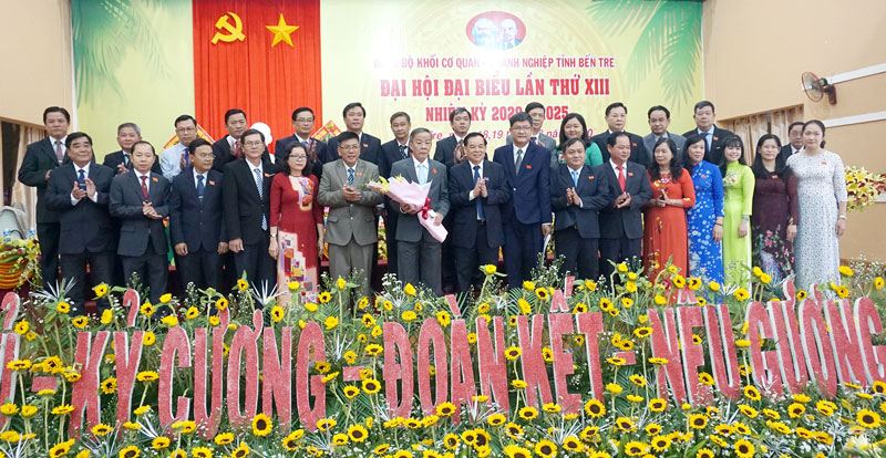 Phó bí thư Thường trực Tỉnh ủy trao hoa chúc mừng đồng chí Bí thư Đảng ủy Khối, nhiệm kỳ 2020 - 2025. 