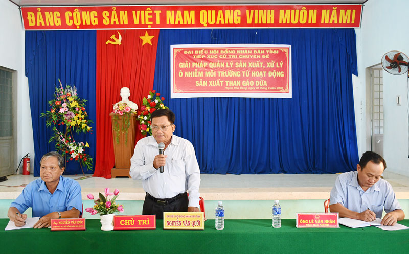 Trưởng ban Kinh tế và Ngân sách HĐND tỉnh Nguyễn Văn Quới phát biểu tại buổi tiếp xúc. Ảnh: Thu Huyền