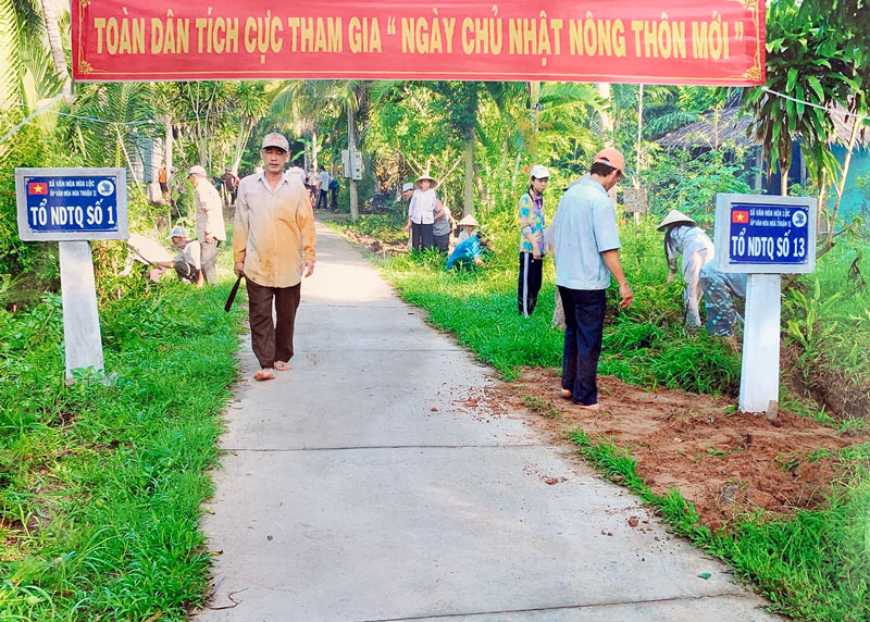 Người dân địa phương tích cực tham gia Ngày Chủ nhật nông thôn mới.