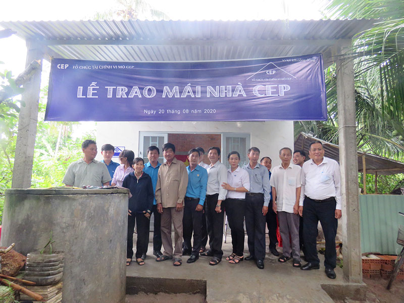 CEP hỗ trợ kinh phí xây dựng nhà cho hộ nghèo Các đại biểu cùng ông Dự bên căn nhà mới.
