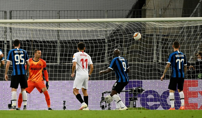 Sevilla 3-2 Inter: Tội đồ Lukaku Lukaku đốt lưới nhà