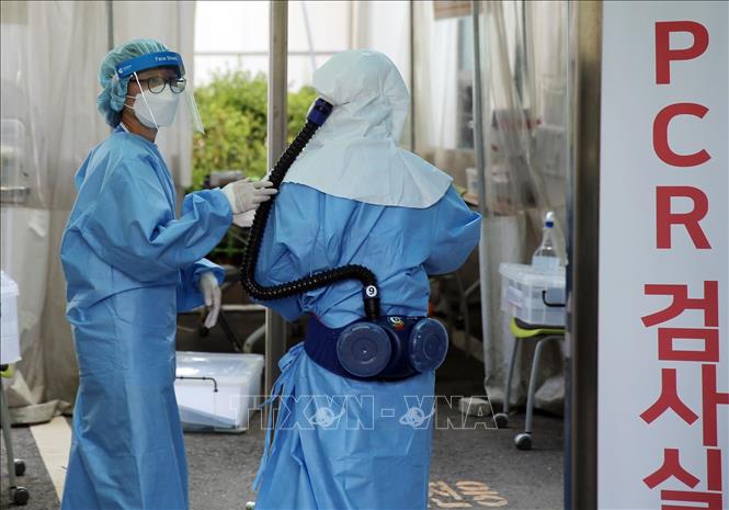 Ấn Độ vượt mốc 3 triệu ca bệnh Nhân viên y tế chuẩn bị tiến hành xét nghiệm PCR cho người dân tại một trạm xét nghiệm ở thành phố Daejeon, Hàn Quốc ngày 20-8-2020. Ảnh: YONHAP/TTXVN