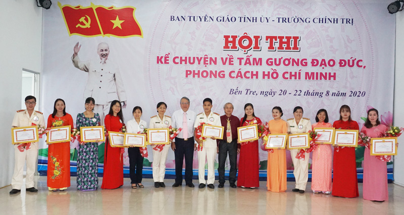 Các thí sinh đoạt giải hội thi kể chuyện về tấm gương đạo đức, phong cách Hồ Chí Minh.