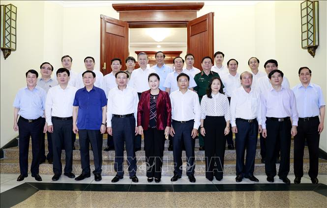 Bộ Chính trị làm việc với 11 đảng bộ trực thuộc Trung ương Đồng chí Nguyễn Thị Kim Ngân, Ủy viên Bộ Chính trị, Chủ tịch Quốc hội và các đồng chí trong Bộ Chính trị, Ban Bí thư chụp ảnh chung với Ban Thường vụ Tỉnh ủy Quảng Ninh. Ảnh: TTXVN