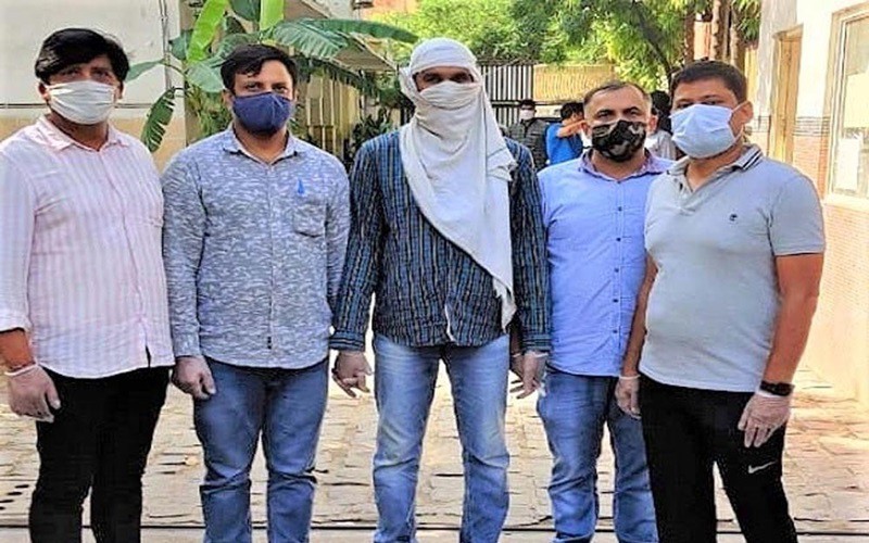 Ấn Độ bắt giữ nghi phạm khủng bố IS, âm mưu đánh bom New Delhi Nghi phạm IS bị bắt giữ tại Ấn Độ. Ảnh: Sanjeevni Today