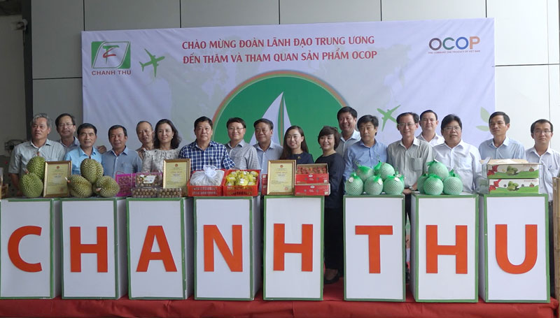 Đoàn công tác Văn phòng Điều phối nông thôn mới Trung ương tham quan sản phẩm OCOP tại Công ty TNHH XNK trái cây Chánh Thu (huyện Chợ Lách). Ảnh: Việt Cường