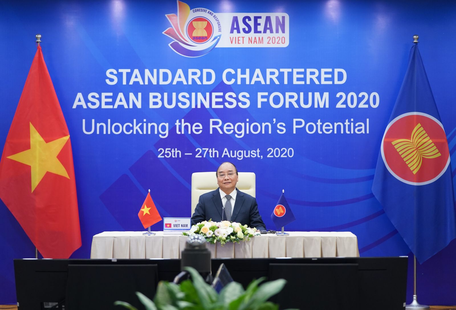 Thủ tướng chia sẻ quyết sách hợp tác kinh tế mạnh mẽ của ASEAN Thủ tướng Nguyễn Xuân Phúc phát biểu khai mạc tại Diễn đàn Kinh doanh ASEAN 2020. Ảnh: VGP/Quang Hiếu
