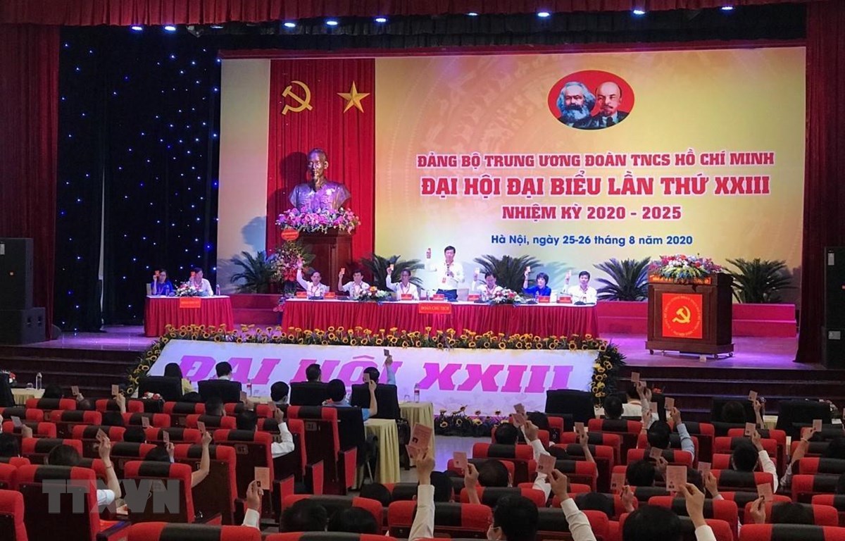 Bầu 25 người vào Ban Chấp hành Đảng bộ TW Đoàn nhiệm kỳ 2020-2025 Các đại biểu biểu quyết thông qua nhân sự Đại hội. (Ảnh: Văn Điệp/TTXVN)
