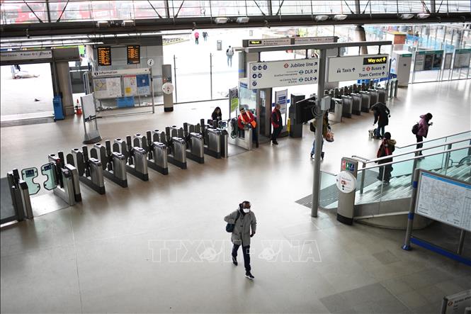 Cảnh vắng vẻ tại nhà ga Stratford, phía Đông London (Anh). Ảnh tư liệu: AFP/TTXVN