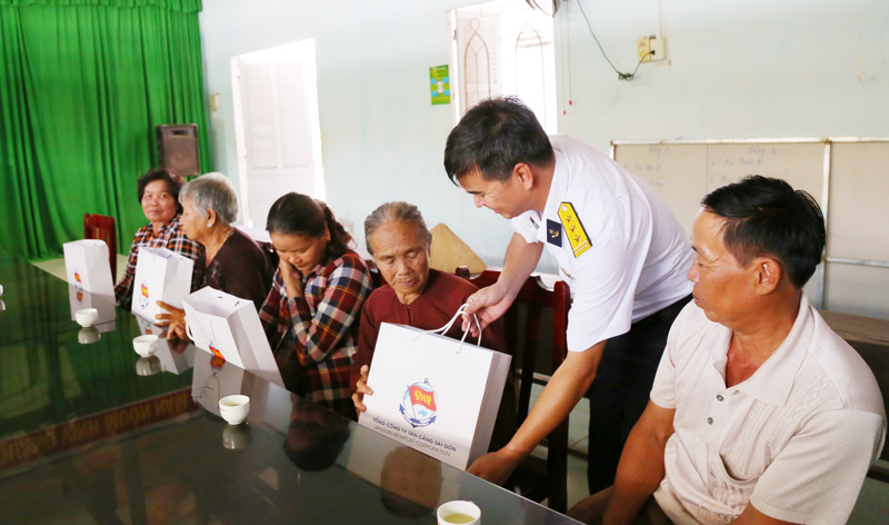Chương trình “Hải quân Việt Nam làm điểm tựa cho ngư dân vươn khơi, bám biển” tại Bến Tre Thăm hỏi, tặng quà cho các đối tượng chính sách xã An Thuận, huyện Thạnh Phú.