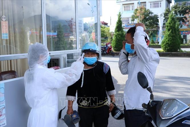 Sáng 28-8-2020, Việt Nam giữ nguyên tổng số 1.036 ca mắc COVID-19, đã điều trị khỏi 637 ca Đo thân nhiệt sàng lọc những người có các triệu chứng COVID-19 trong cộng đồng. Ảnh: TTXVN